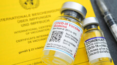 Neben dem COVID-19-Impfstoff von Moderna stehen den Arztpraxen hierzulande jetzt nach und nach auch wieder mehr Dosen der Vakzine von Biontech/Pfizer zur Verfügung. (Foto: IMAGO / Christian Ohde)