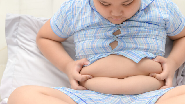 Für stark adipöse Kinder ab sechs Jahren, die trotz einer Veränderung im Lebensstil ihren Body-Mass-Index nicht reduzieren können, könnte der GLP-1-Agonist Liraglutid bald eine Option sein. (Foto: kwanchaichaiudom / AdobeStock)