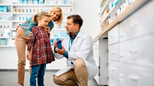 Apotheker auf Augenhöhe mit dem Kind. (Foto:Drazen/AdobeStock)