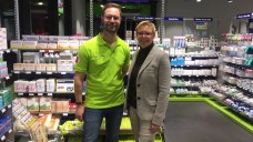 Apotheker Christian Machon in seiner easy-Apotheke im bayerischen Bad Kissingen mit SPD-Politikerin Sabine Dittmar. (Foto: easy Apotheke)