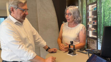 Dirk Heidenblut (SPD) im Gespräch mit ABDA-Präsidentin Gabriele Regina Overwiening. (Foto: ABDA)