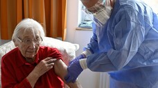 Pflegeheimbewohner:innen, bei denen die COVID-19-Impfung schon mehr als sechs Monate zurückliegt, können sich in Bayern bereits erneut impfen lassen. (b / Foto: IMAGO / Ralph Lueger)