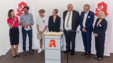 Das Podiumsgespräch in Münster zur Einweihung: Anja Zierath (BVPTA), Moderator Ralph Erdenberger, die Schüler Justin Paszkiet und Lisa Langner, NRW-Gesundheitsminister Karl-Josef Laumann (CDU), Thomas Rochell (AVWL-Vorsitzender) und Schulleiterin Annette Gausepohl (v. l.).&nbsp;