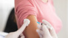 Das Impfangebot in Apotheken soll künftig ausgeweitet werden. Der Hausärzteverband kritisiert dieses Vorhaben. (Foto: Prostock-studio/AdobeStock)