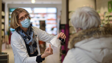 Frauen in den Berufen der ambulanten Gesundheitsversorgung, wie Apothekerinnen, Ärztinnen oder Zahnärztinnen, überholen ihre männlichen Kollegen bei der Gründung von Niederlassungen. (Foto: IMAGO / Markus van Offern)