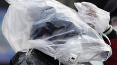 In China greifen die Menschen mittlerweile offenbar zu ungewöhnlichen Mitteln: Hier soll eine Fußgängerin zu sehen sein, die am 11. Februar 2020 im Hauptbahnhof von Peking eine Plastiktüte trägt. ( r / Foto: imago images / Kyodo News)