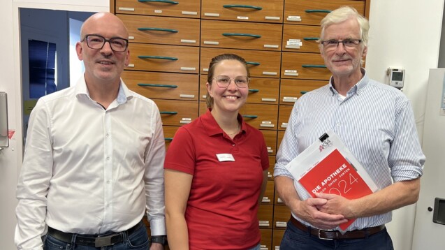 Herbert Wollmann (r.) besuchte die Stendaler Apotheke im Altmark Forum und sprach mit Inhaberin Karolin Romahn sowie Thomas Rößler. (Quelle Foto: K. Pohl / LAV)