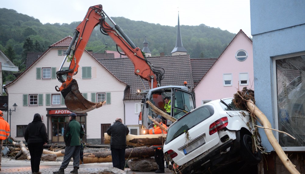 Durch heftigen Regen sind zwei kleine Bäche über die Ufer getreten, Häuser und Autos wurden beschädigt. (Foto: dpa / picture alliance)