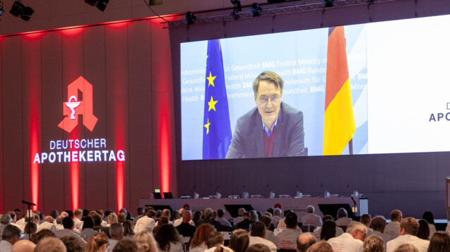 Beim DAT im Oktober wurde noch heftig mit und über Karl Lauterbach und seine seine zweifelhaften Pläne zur Bekämpfung des Apothekensterbens diskutiert - nun ist seine Reform Geschichte. (Foto: Schelbert/DAZ)