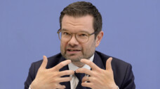 Die Urlaubsplanung von Bundesjustizminister Marco Buschmann (FDP) hat keinen Einfluss auf die Prüfung von Gesetzen, heißt es aus dem Ministerium. (Foto: IMAGO / Rainer Unkel)