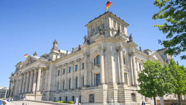 Der Bundestag wird sich voraussichtlich im September mit der Apothekenreform befassen. (Foto: IMAGO / Schöning)