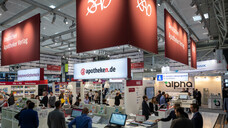 „Im Rampenlicht: Das Forum für Offizin-Profis“, so heißt das neue Format am Expopharm-Stand des Deutschen Apotheker Verlags (hier 2018 in München). Sie finden ihn in diesem Jahr in Halle 3, Stand A-33. (m / Foto: Schelbert)