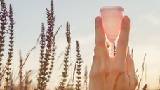 Nachhaltig und preiswert: Das sind die am prominentesten beworbenen Vorteil von Menstruationscups. Doch: Gibt es auch Nachteile? Sind die Cups zum Beispiel dicht? (Foto: Leart / stock.adobe.com)