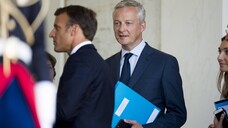 Frankreichs Präsident Emmanuel Macron und Wirtschaftsminister Le Maire haben gemeinsam mit dem Rest der Regierung eine Preisbindung für Desinfektionsgele beschlossen. (b/Foto: imago images / Panoramic)